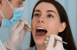 pacienta cu gura deschisa care primeste consultatie dentara dentistholiday clinic