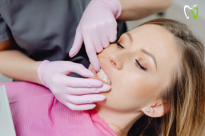 pacienta frumoasa la dentist care ii controleaza dintii dentistholyday